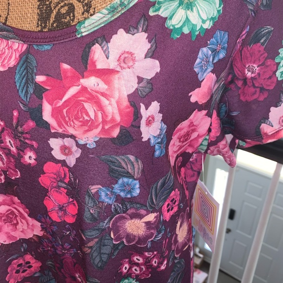 NWT LuLaRoe Classic T in Large - floral print - Picture 2 of 3
